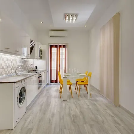 Stylish 2 Bedroom In An Amazing Location Apartament *