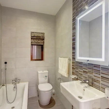 Apartment Stylish 2 Bedroom In An Amazing Location *